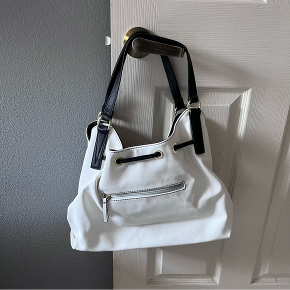 Liz Claiborne black & white Purse. - Picture 10 of 10